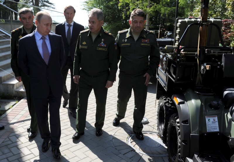 © Reuters. مقبض باب سيارة يفسد استعراضا لآليات عسكرية أمام بوتين