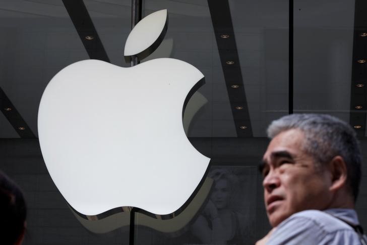 © Reuters. Логотип Apple на третьем магазине компании в Шанхае  