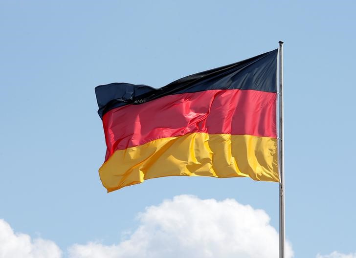 © Reuters. Bandeira nacional alemã vista em Berlim