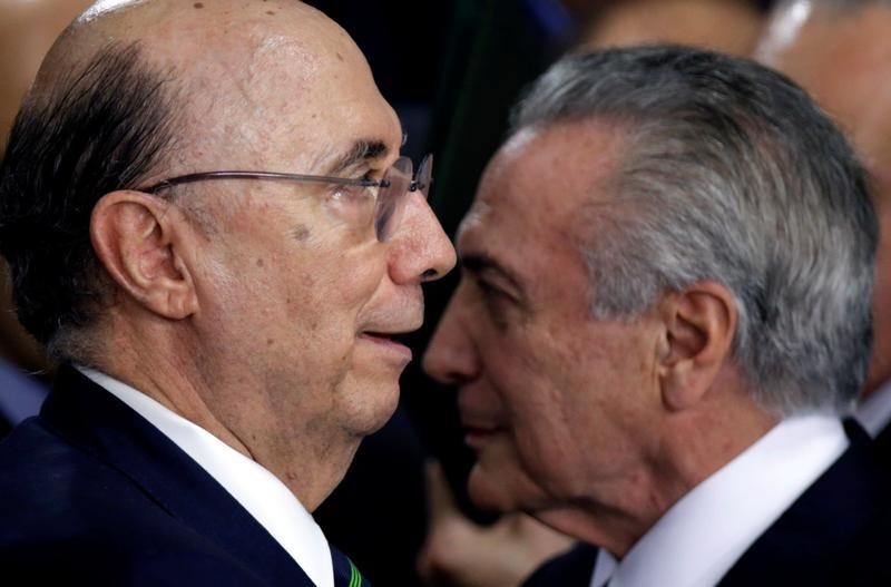 © Reuters. Novo ministro da Fazenda, Henrique Meirelles, ao lado do presidente interino, Michel Temer. 