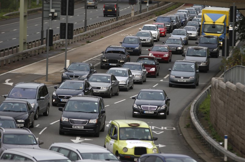 © Reuters. لندن تتجه إلى فرض رسوم إضافية على السيارات الملوثة للبيئة