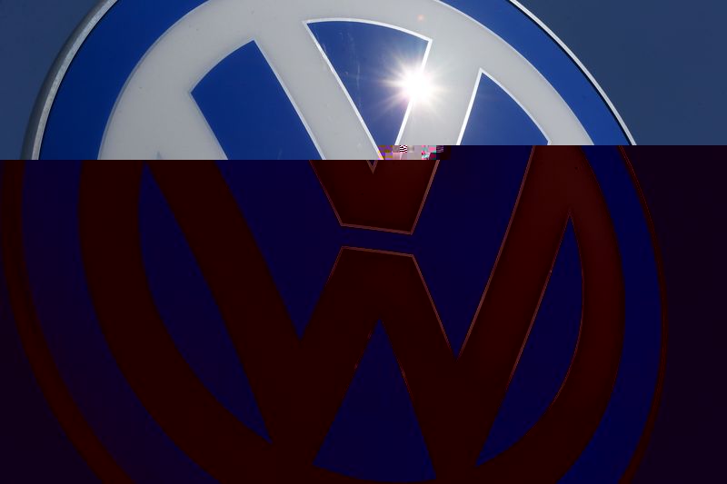 © Reuters. A Volkswagen logo is pictured at Volkswagen's headquarters in Wolfsburg