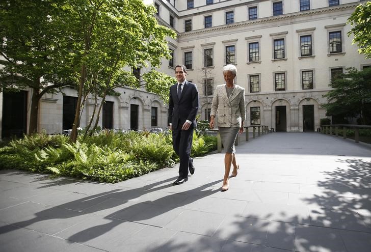 © Reuters. Christine Lagarde, Managing Director of the IMF meets Britain's Chancellor George Osborne, prior to a press conference, at the Treasury in London