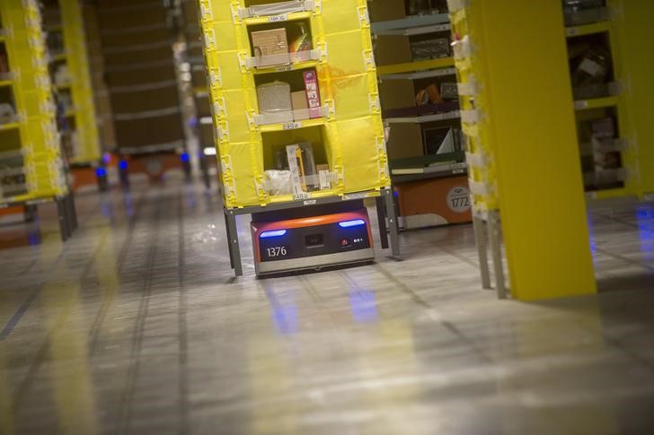 © Reuters. A Kiva robot moves inventory at an Amazon fulfillment center in Tracy, California