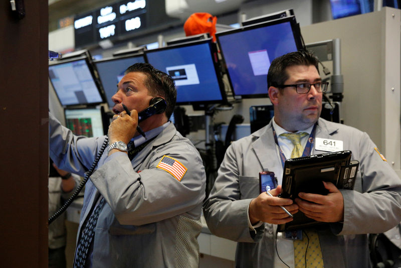 © Reuters. Traders work on the floor of the NYSE 