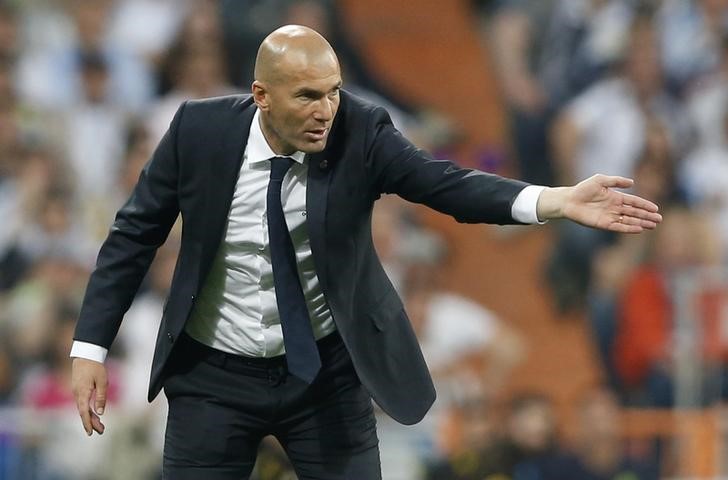 © Reuters. El Madrid podría arrebatar el título al Barça al final de la temporada- Zidane