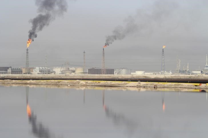 © Reuters. File photo shows a lake of oil at Al-Sheiba oil refinery in the southern Iraq city of Basra