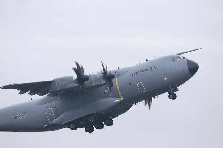 © Reuters. A German airforce Airbus A400M military aircraft takes off from German army Bundeswehr airbase in Jagel