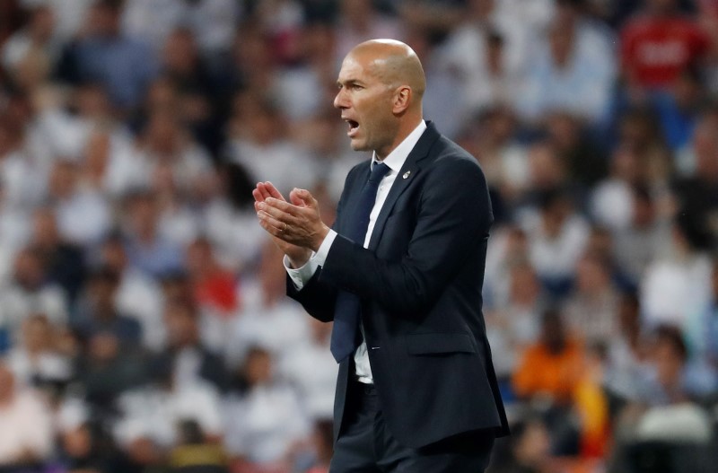 © Reuters. El Madrid podría arrebatar el título al Barça al final de la temporada- Zidane
