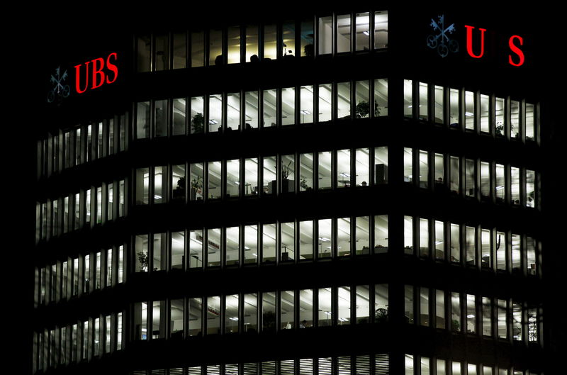 © Reuters. Partially and fully  illuminated logo of Swiss bank UBS are seen on a building in Zurich