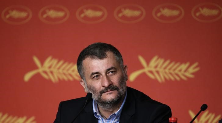 © Reuters. Diretor Cristi Puiu concede entrevista em Cannes