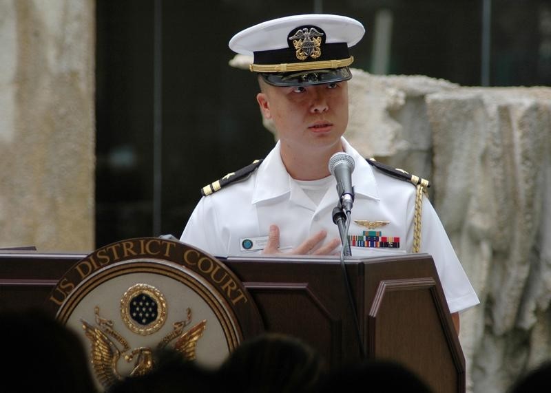 © Reuters. محاكمة عسكرية لضابط بالبحرية الأمريكية بتهمة التجسس