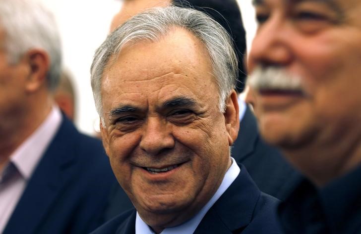 © Reuters. Newly appointed Greek Deputy Prime Minister Yannis Dragasakis smiles during a swearing in ceremony at the presidential palace in Athens