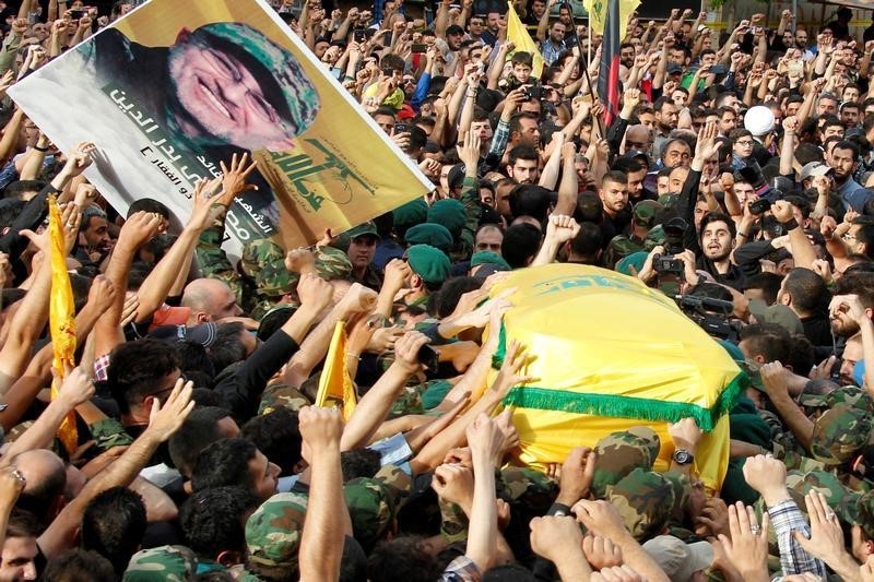© Reuters. حزب الله يلقي باللوم على قصف مدفعي في مقتل بدر الدين