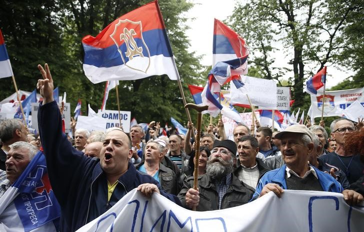 © Reuters. آلاف من صرب البوسنة المنقسمين يتظاهرون مع الحكومة وضدها