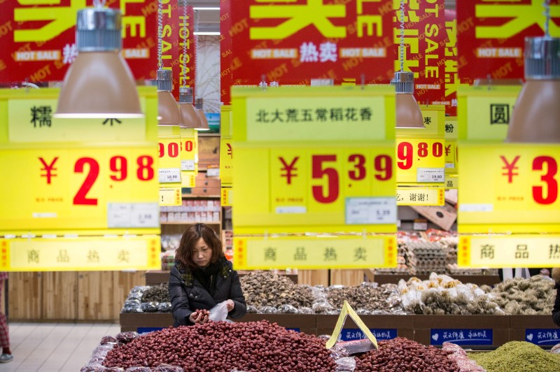 © Reuters. Una mujer comprando en un supermercado en Hangzhou