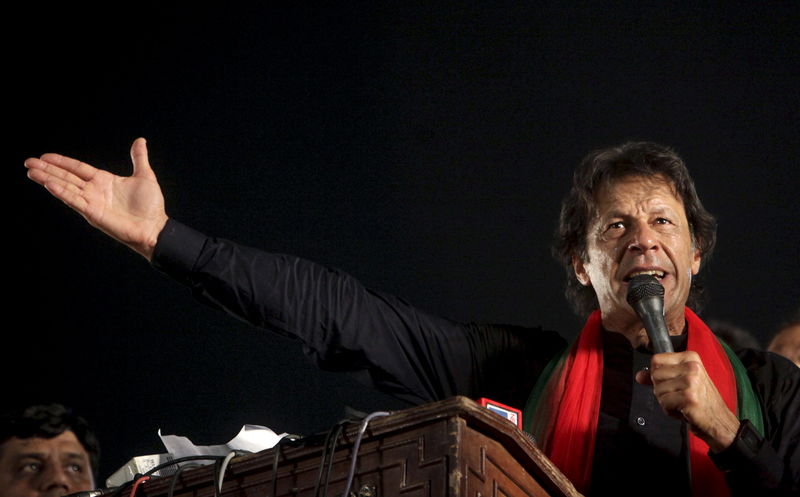 © Reuters. اعتراف زعيم المعارضة الباكستانية عمران خان باستخدام شركة في الخارج