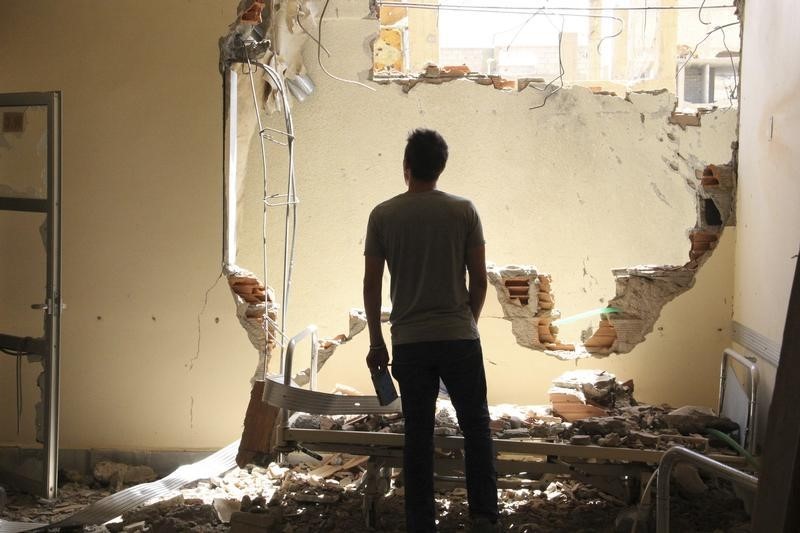© Reuters. أنباء عن اقتحام الدولة الإسلامية لمستشفى في دير الزور بعد هجوم الفجر