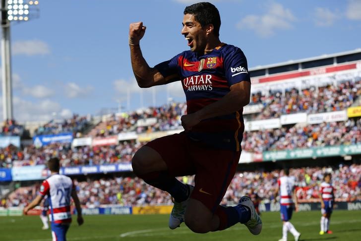 © Reuters. برشلونة يفوز بالدوري الاسباني بعد ثلاثية سواريز