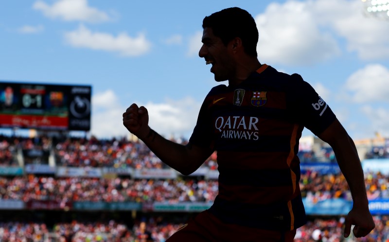 © Reuters. El futbolista uruguayo Luis Suárez del Barcelona celebra su segundo gol contra el Granada