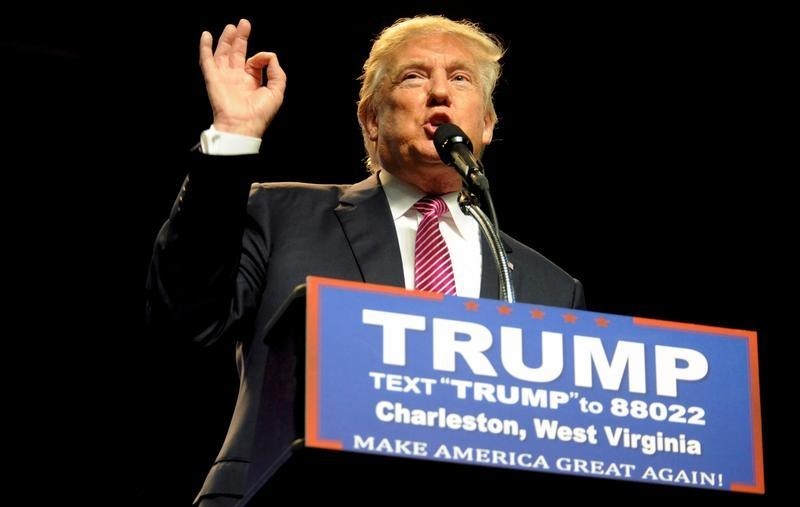 © Reuters. En la imagen de archivo, el precandidato republicano a la presidencia de Estados Unidos Donald Trump habla a sus partidarios en Charleston, Virginia Occidental
