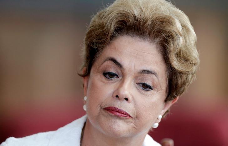 © Reuters. Suspended Brazilian President Dilma Rousseff attends a news conference with foreign media in Brasilia