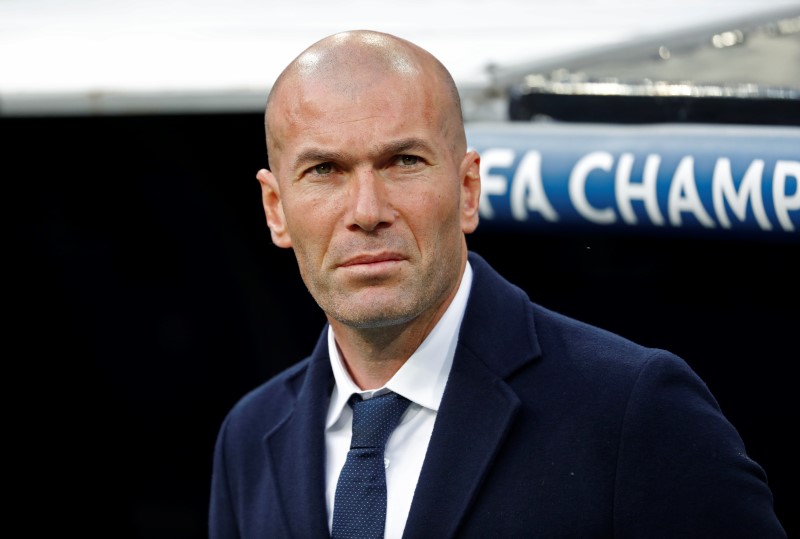 © Reuters. En la imagen de archivo, el técnico del Real Madrid, Zinedine Zidane, durante el partido de su equipo contra el Manchester City por semifinales de la Liga de Campeones