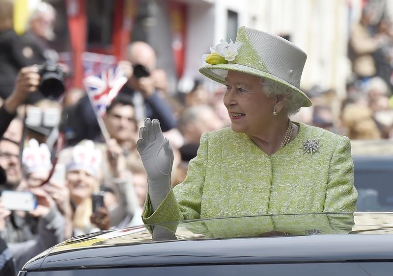 © Reuters. مغنون وممثلون وفرسان يحتفلون بعيد ميلاد الملكة إليزابيث في حفل فخم