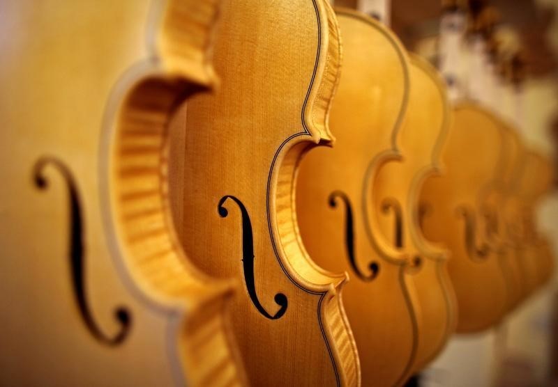 © Reuters. بلدة إيطالية تشتهر بصنع الكمان تسعى للتربح من هذا الشغف