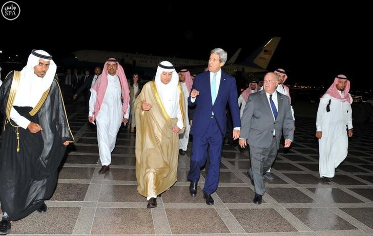 © Reuters. كيري يجتمع مع العاهل السعودي لبحث سوريا قبل محادثات فيينا