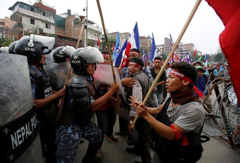 © Reuters. اشتباكات بين شرطة الشغب في كاتمندو ومتظاهرين ضد دستور جديد في نيبال