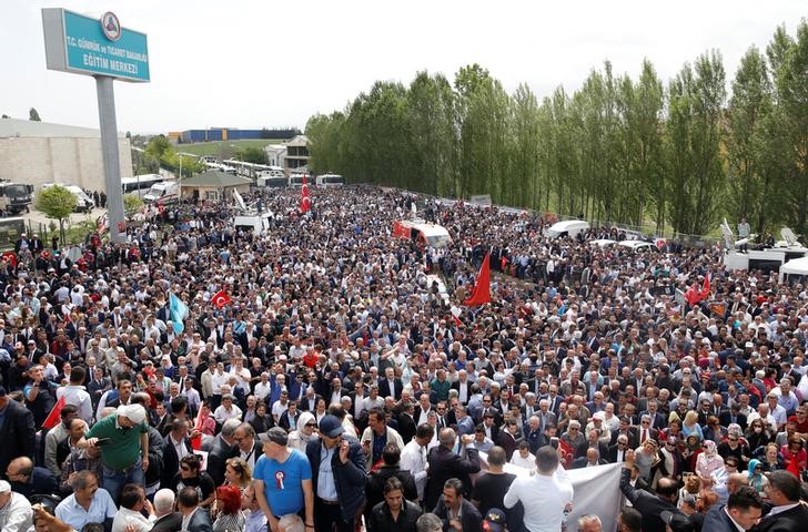 © Reuters. شرطة تركيا تطوق فندقا لمنع انعقاد مؤتمر لمنشقين عن حزب معارض