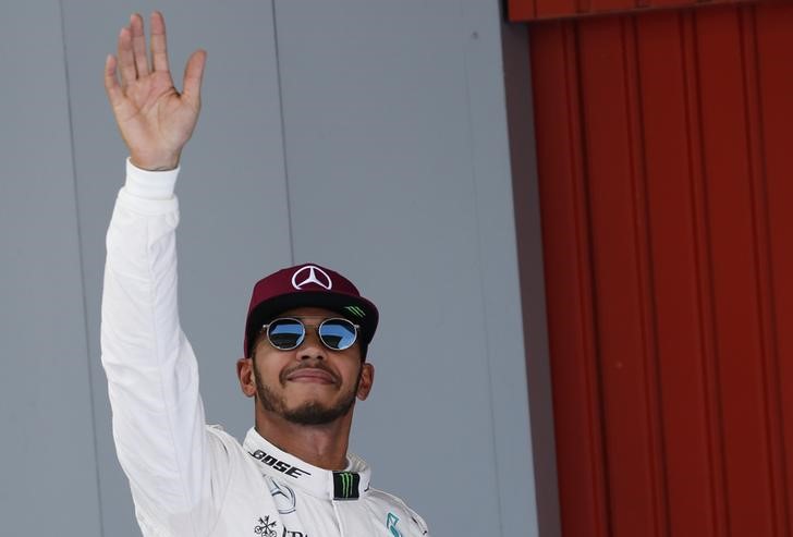 © Reuters. Hamilton y Rosberg colisionan con sus Mercedes, abandonan la carrera