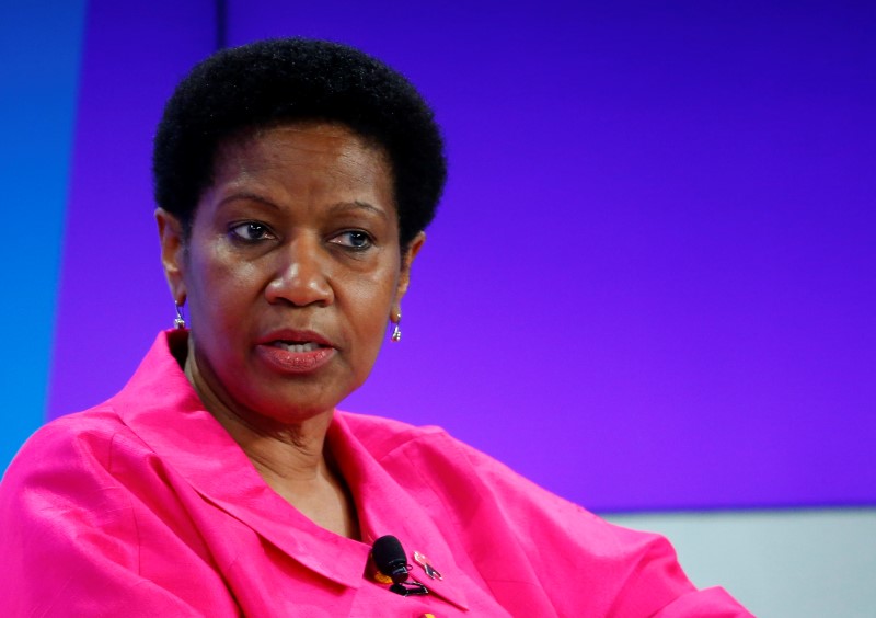 © Reuters. Mlambo-Ngcuka, Undersecretary-General and Executive Director, United Nations Entity for Gender Equality and the Empowerment of Women (UN WOMEN), addresses the session 'Ending Poverty through Parity' in the Swiss mountain resort of Davos