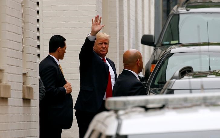 © Reuters. Trump arrives for a meeting with Ryan on Capitol Hill in Washington