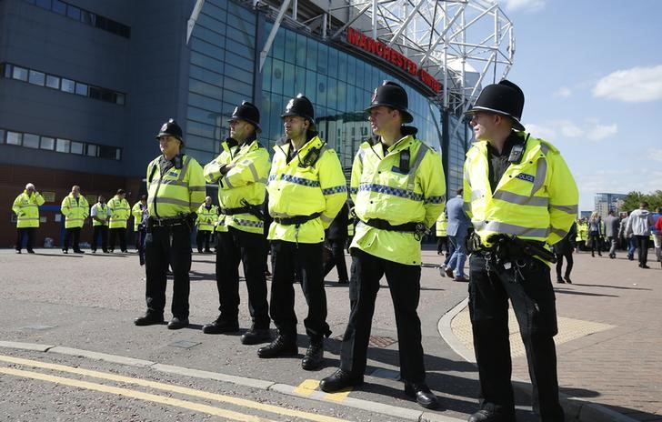 © Reuters. Imagen general de la policía fuera del estadio Old Trafford tras su evacuación por un paquete sospechoso