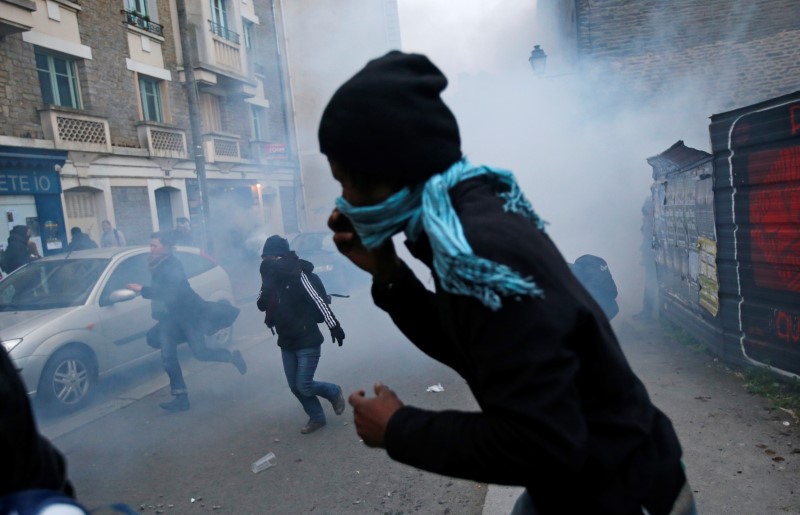 © Reuters. Gas lacrimógeno llena las calles mientras manifestantes se enfrentan a la policía durante una manifestación contra lo que dicen es violencia policial en Rennes