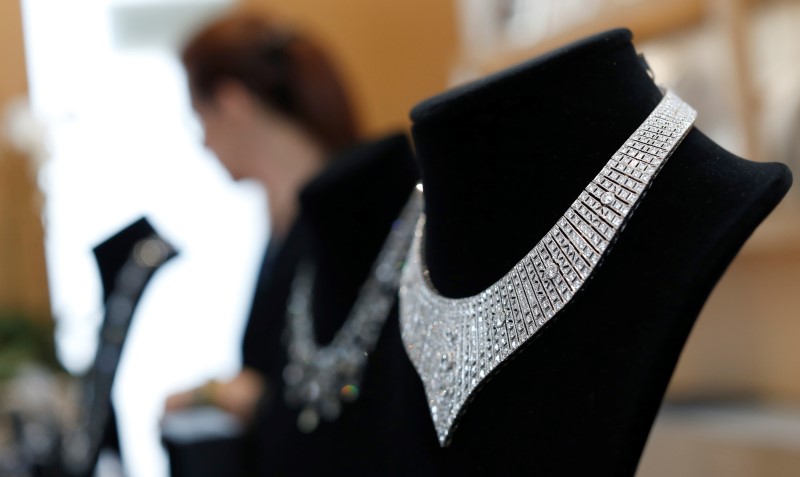 © Reuters. A platinum diamond necklace worn by singer Lorde at the Golden Globe Awards from designer Neil Lane is pictured at his store in Los Angeles