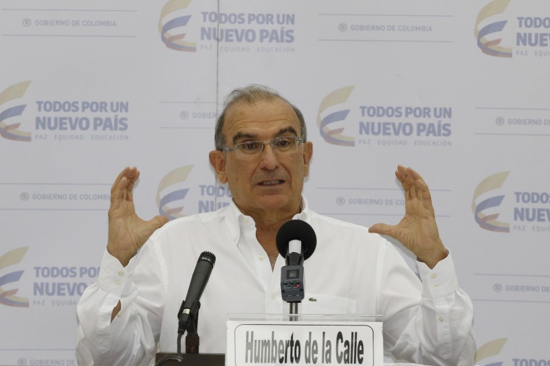 © Reuters. Colombia's lead government negotiator Humberto de la Calle speaks to the press in Havana