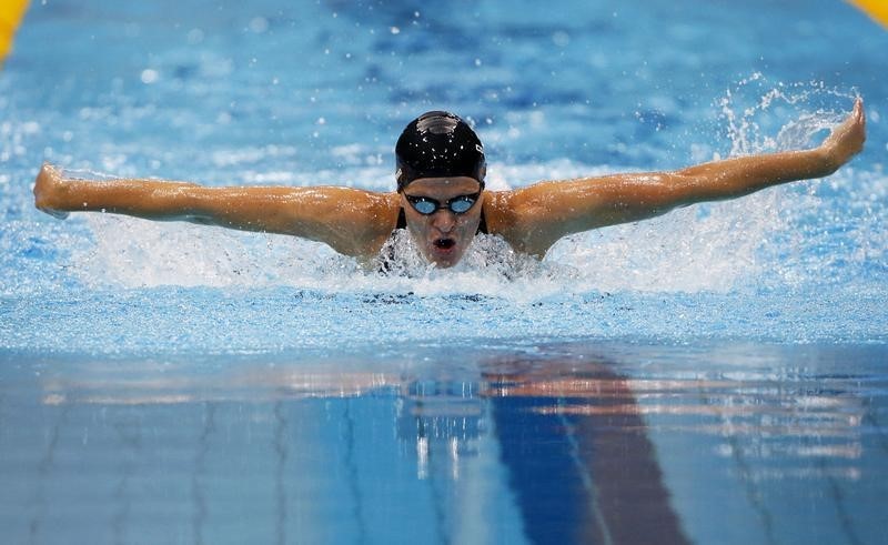 © Reuters. Kirsty Coventry of Zimbabwe swims in her women's 200m individual medley semi-final during the London 2012 Olympic Games at the Aquatics Centre