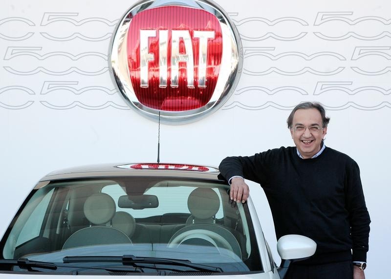 © Reuters. Fiat Chrysler CEO Sergio Marchionne poses for photographers next to the new Cinquecento Fiat car during a photocall in Turin