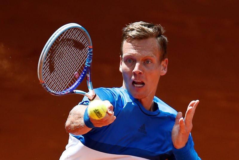 © Reuters. لاعب التنس التشيكي برديتش ينفصل عن مدربه