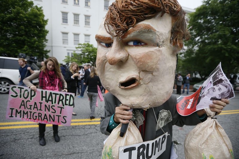 © Reuters. Anti-Trump protester demonstrates outside RNC headquarters in Washington