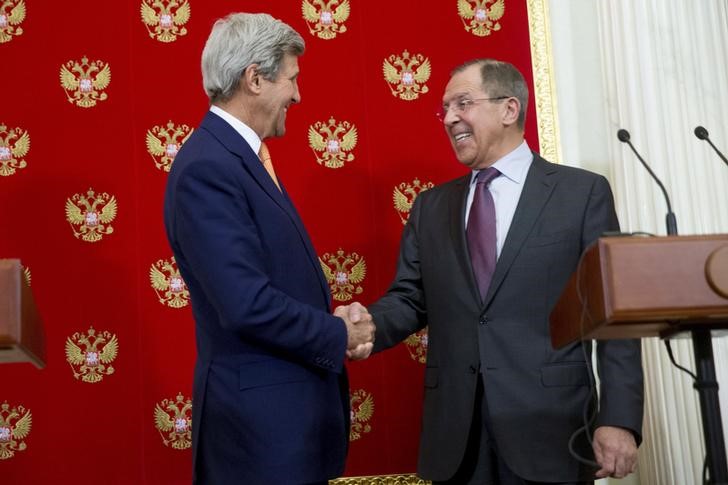 © Reuters. Russian Foreign Minister Sergei Lavrov and U.S. Secretary of State John Kerry shake hands following a news conference at the Kremlin in Moscow, Russia