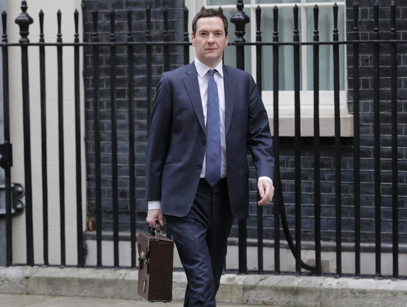 © Reuters. Britain's Chancellor of the Exchequer George Osborne walks along Downing Street, London