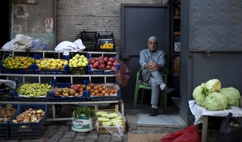 © Reuters. Man sells vegetables on a street in Diyarbakir