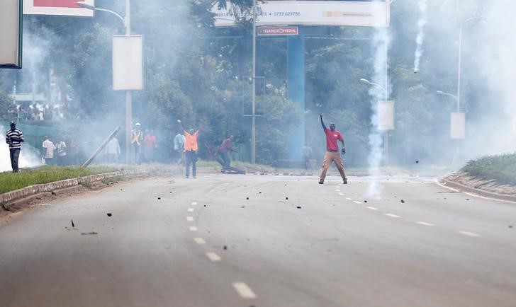 © Reuters. متظاهرون يطالبون بتغيير هيئة الإشراف على الانتخابات في كينيا