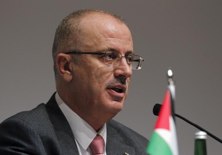 © Reuters. رئيس الوزراء الفلسطيني: التنسيق الأمني مستمر مع إسرائيل حتى الآن