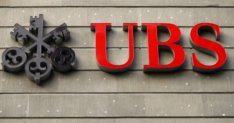 © Reuters. The logo of Swiss bank UBS is seen at an office building in Zurich