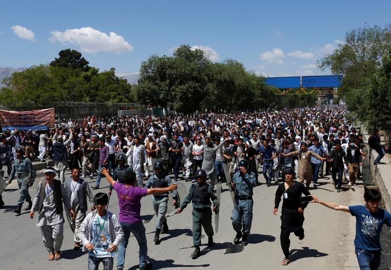 © Reuters. Afegãos da minoria hazara durante manifestação em Cabul